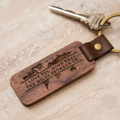 Nuez de madera grabada regalo de encargo de la cadena dominante para la oficina casera 4,5 el x 1in del coche
