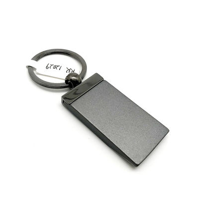 Portador de llavero de metal personalizable con acabado negro y MOQ de 500