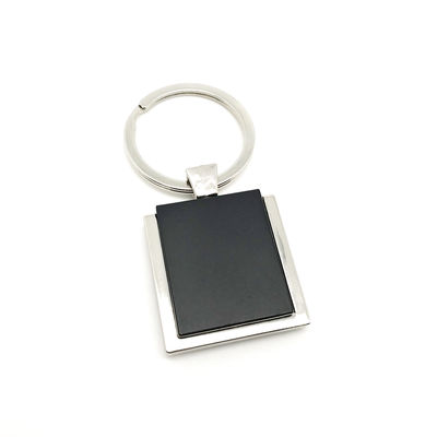Silencio de metal negro porta llavero disponible para la compra en línea