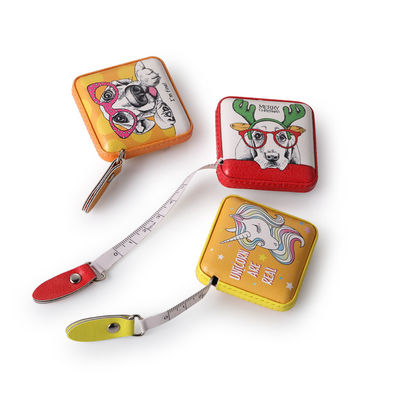 Medida de cinta PU retráctil de doble cara con color personalizable y rango de 150 mm / 60 pulgadas