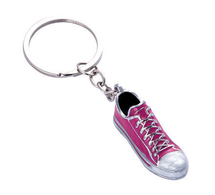 Confección de llaveros de metal para uso diario. Logotipo con esmalte.