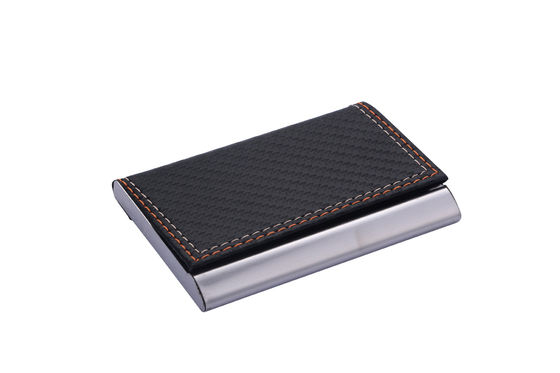 Un elegante estuche de tarjetas de visita rectangular de metal que contiene hasta 50 tarjetas de nombre.