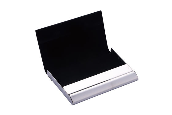Un elegante estuche de tarjetas de visita rectangular de metal que contiene hasta 50 tarjetas de nombre.