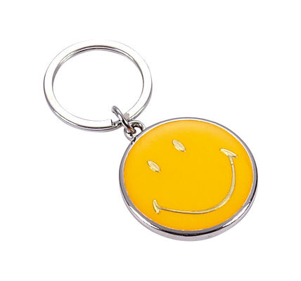 Un llavero de metal personalizado con formas duraderas y adorables