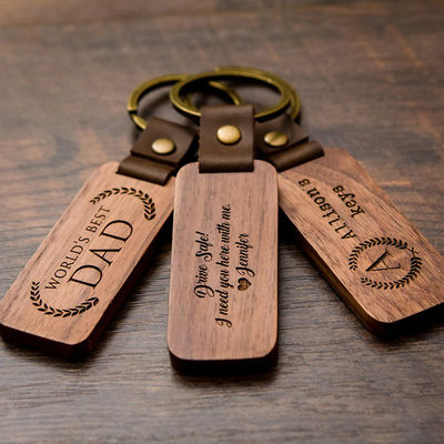 Buen precio Nuez de madera grabada regalo de encargo de la cadena dominante para la oficina casera 4,5 el x 1in del coche en línea